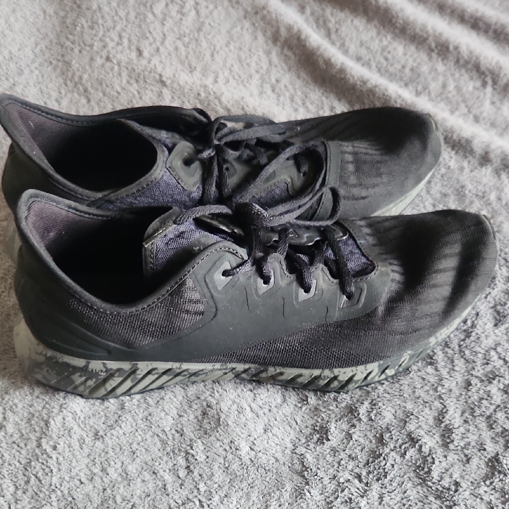 Reebok Black Athletic Running Shoes with Gray Accent Sole